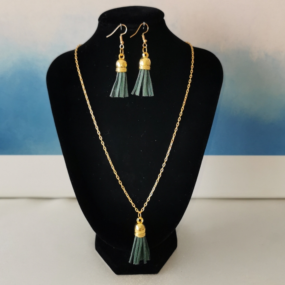 #14~New. Tassel necklace and earring set.!